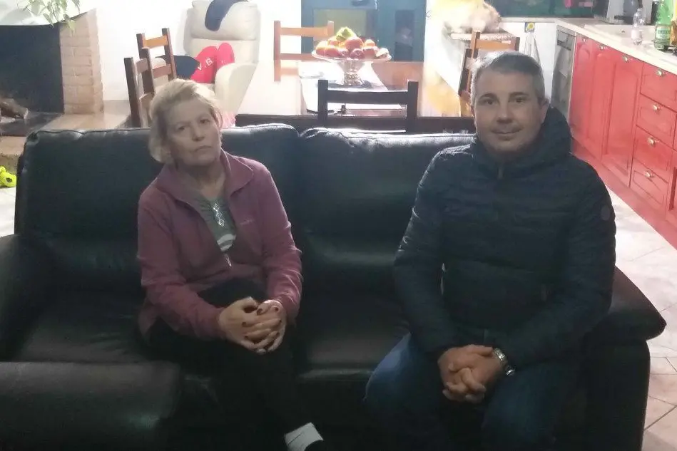 La nonna di Tommaso, Pinuccia Cocas, 67 anni, e il consigliere comunale Attilio Stera (Foto S.Farris)