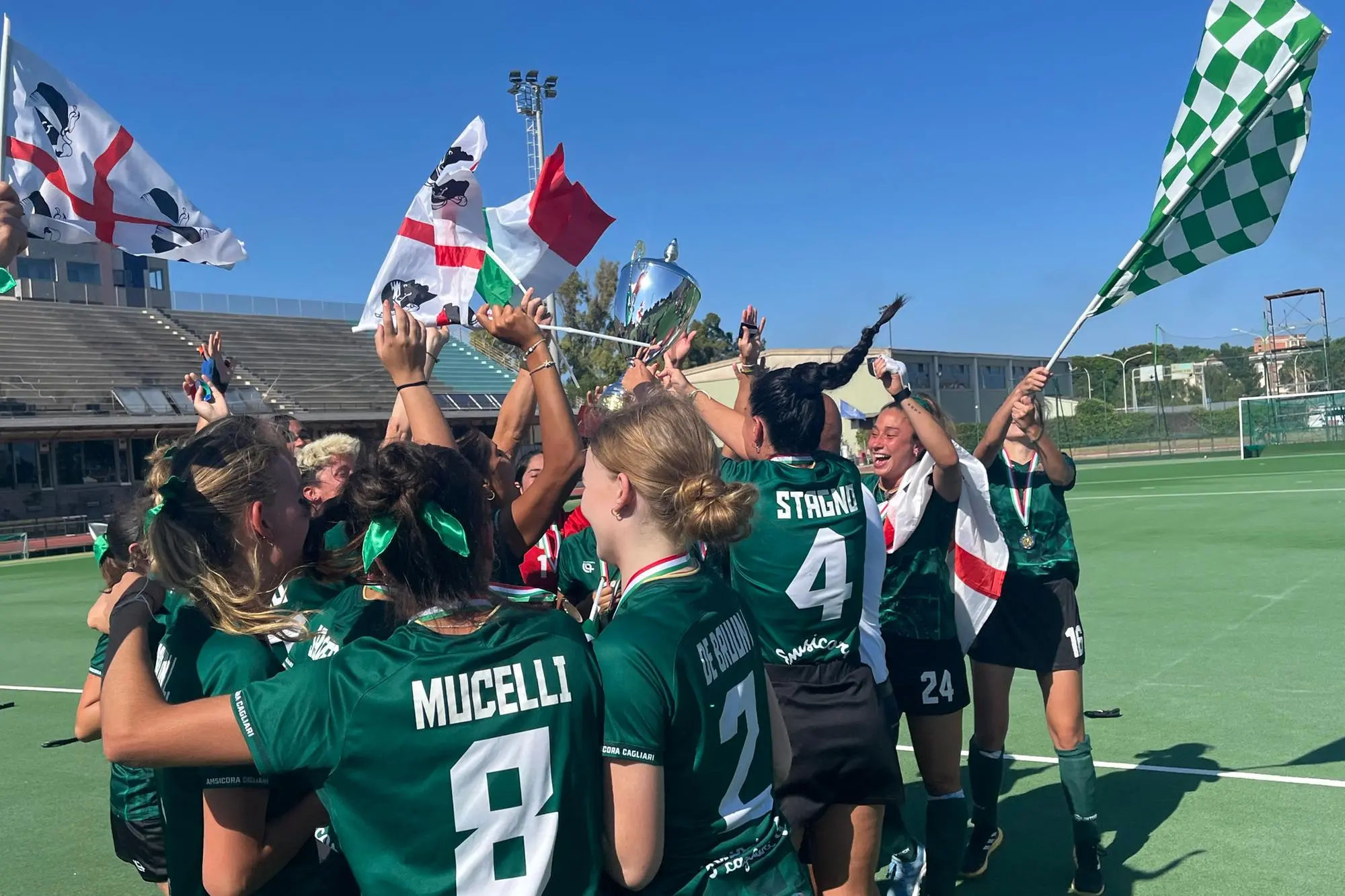 L'esultanza delle giocatrici dell'Amsicora che hanno vinto il decimo scudetto (Foto M.C.)