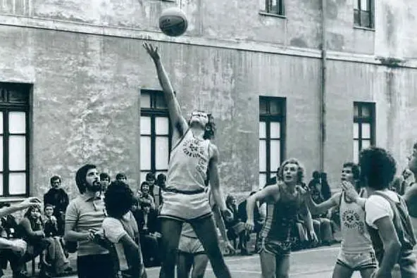 Loris Pinna col fischietto in bocca nel 1974 (L'Unione Sarda - foto Garau)