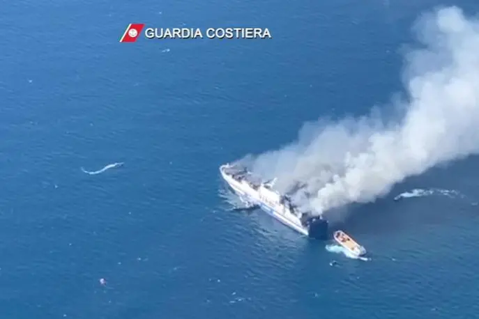 Il traghetto incendiato (Ansa - Guardia costiera)