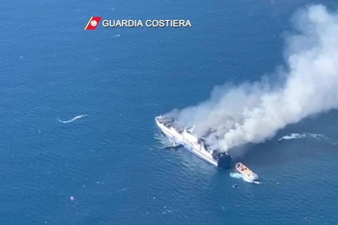 Il traghetto incendiato (Ansa - Guardia costiera)