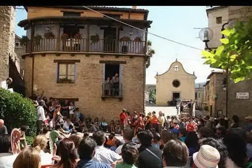 Uno degli incontri "Dal balcone" in piazza S'Antana 'e susu