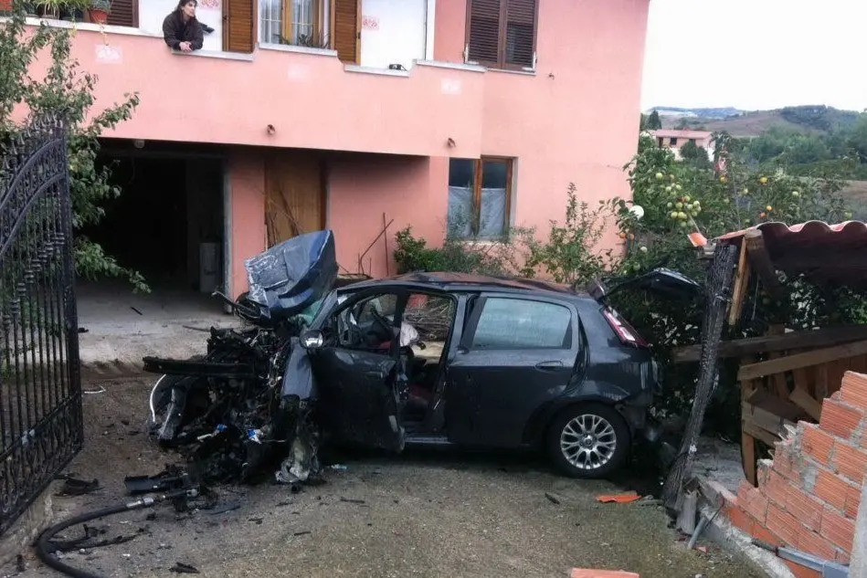 L'auto finita nel cortile di una casa, a Curcuris