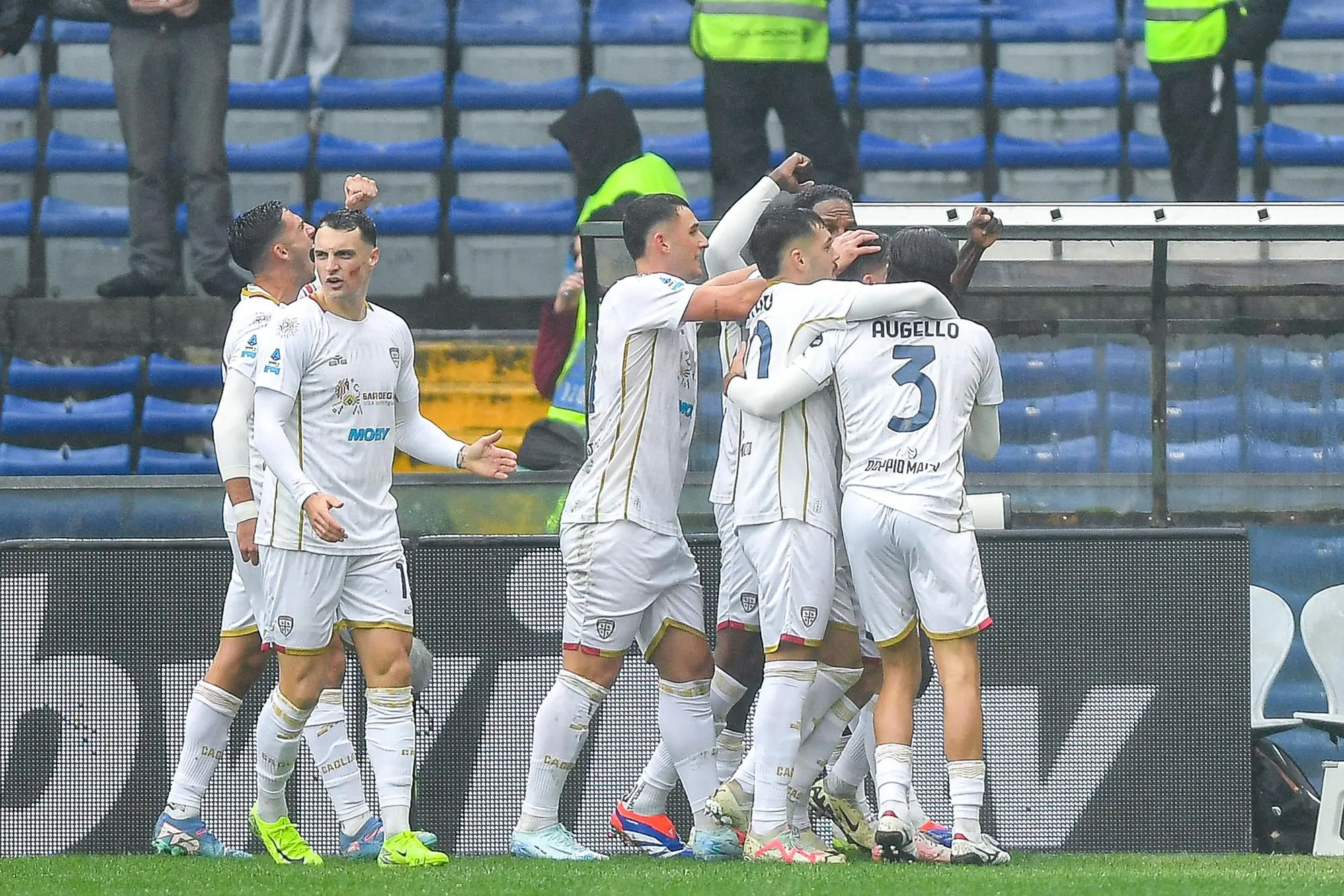 L'esultanza del Cagliari per il gol di Razvan Marin al Genoa (foto Ansa)