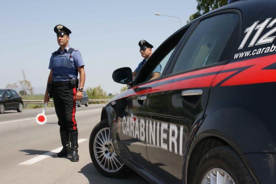 I carabinieri lo fermano senza casco, lui tenta di corromperli: arrestato