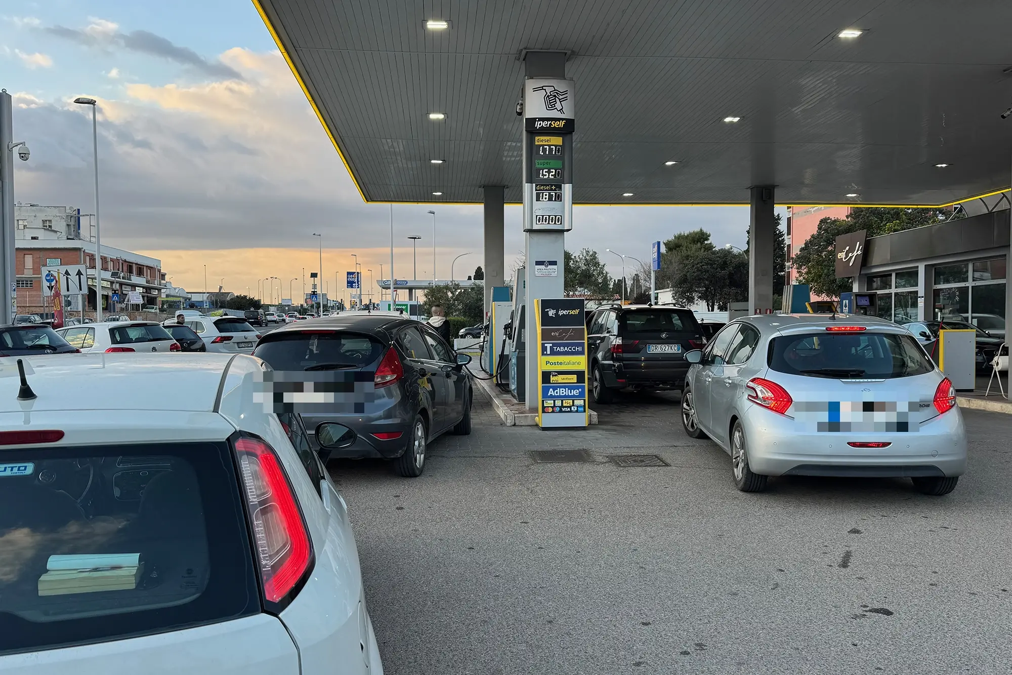 In fila per il rifornimento dopo il taglio delle accise (L'Unione Sarda)