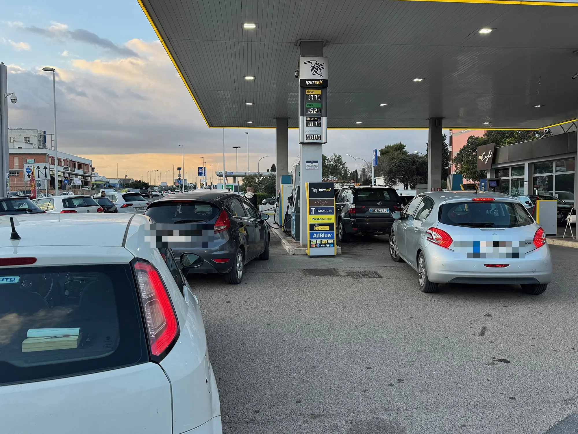 Dopo corsa dei prezzi e taglio delle accise in Sardegna il carburante “meno caro” d’Italia In fila per il rifornimento dopo il taglio delle accise (L'Unione Sarda)