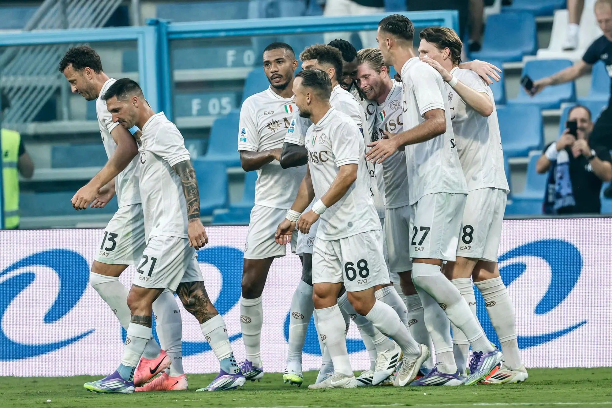 Napoli's Kevin De Bruyne jubilates with his teammates after scoring the goal during the Italian Serie A soccer match US Sassuolo vs SSC Napoli at Mapei Stadium in Reggio Emilia, Italy, 23 August 2025. ANSA /ELISABETTA BARACCHI