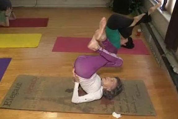 La centenaria che fa yoga: &quot;Segreto per la felicità&quot;