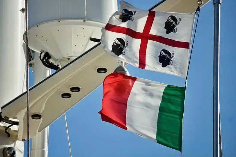 La bandiera italiana e quella sarda (foto Pixa bay)