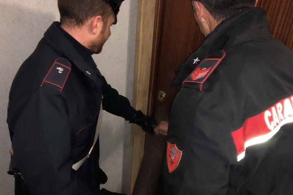 Trovato morto legato e imbavagliato in casa: indagano i carabinieri