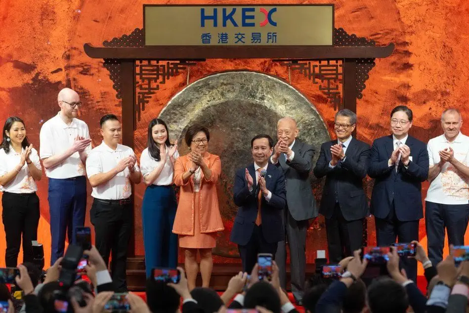 L'applauso che ha ccolto il debutto di Alibaba alla borsa di Hong Kong (Ansa)