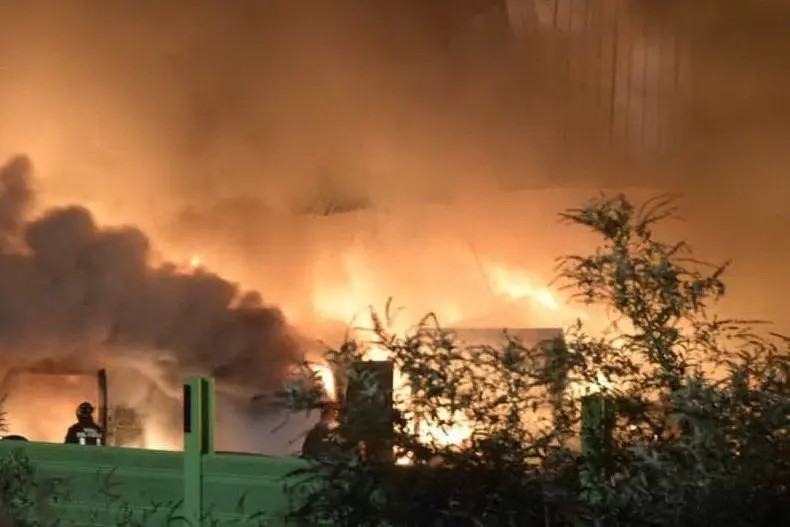 Incendio in uno stabilimento a Torino (foto da Twitter)